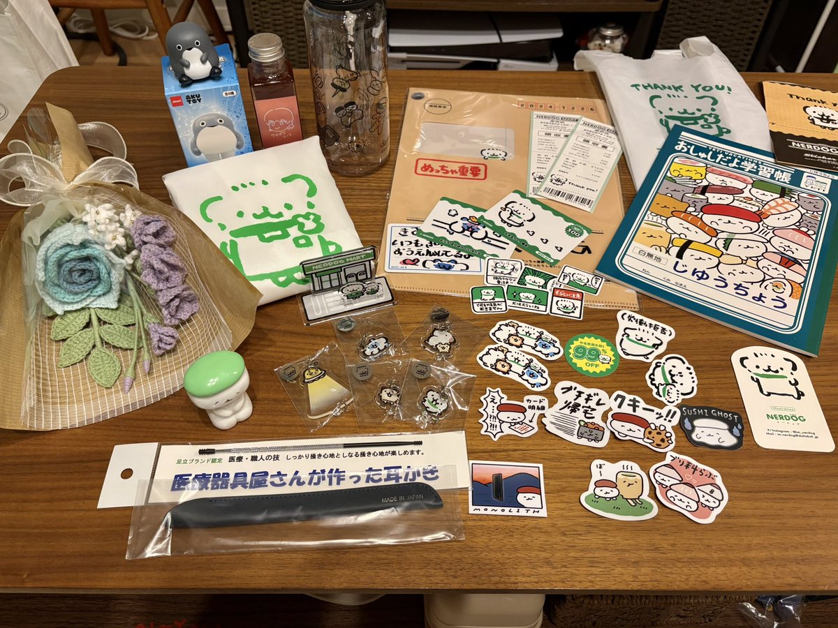 morumuru's tweet photo. デザフェス戦利品〜〜楽しかった！
どれもめっちゃかわいい💚
うちのおすしピープルにおまっちゃが仲間入り🍵

#デザフェス63 
@im_nerdog
@memimimeme https://t.co/FdXgRkWZH1