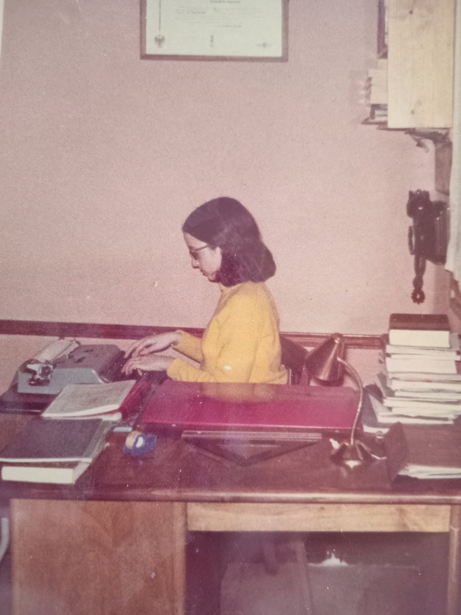 celiasmustich's tweet photo. 12 o 13 anys. Amb el telèfon a mà, per si trucaven i havia de dir-los "ara no, que estic escrivint". https://t.co/R6WaQvxdnr