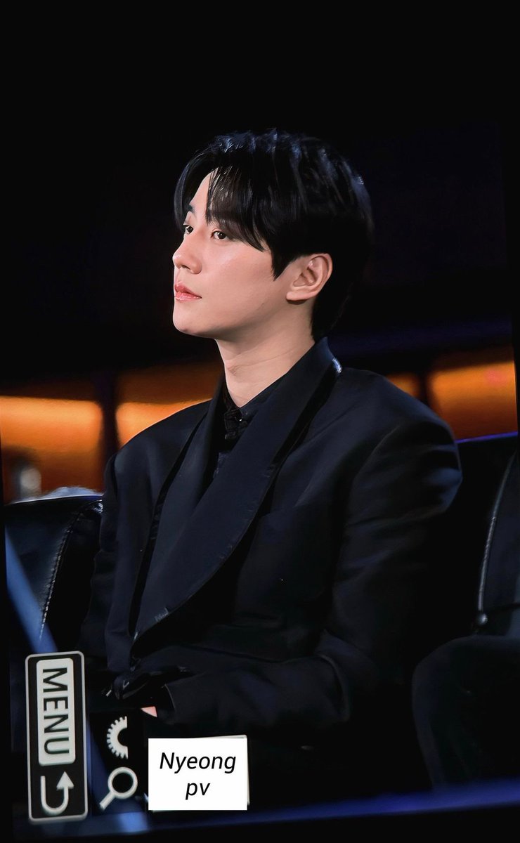zerrro__'s tweet photo. 말걸면큰일날것같음
  ㄴ 너누군데? https://t.co/p1d6dZ1AaB