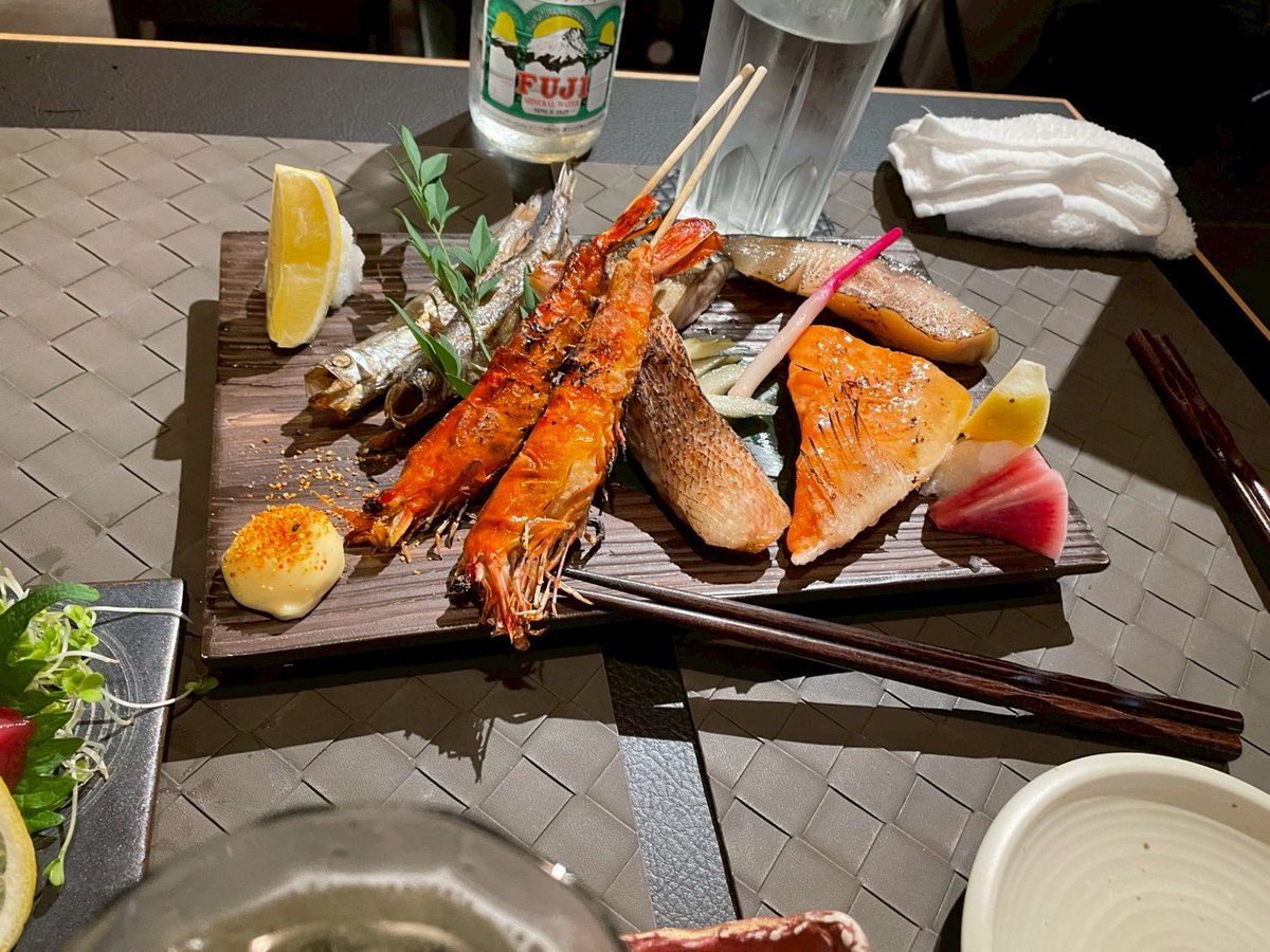 nell_sub2's tweet photo. 密会　白金魚OMOTENASHI　新橋

普段まったく食べることのない焼き魚の豪華なプレート、めちゃ美味、特にエビすごかった

お造りが1人前一皿提供なのもいいですね

一緒に行ったのはスタディリーグ最年少、通算成績10-6-3の彼です

未来ある若者に麻雀の勝ち方を教わりました

大変有意義な時間でした https://t.co/s00EGRb8va