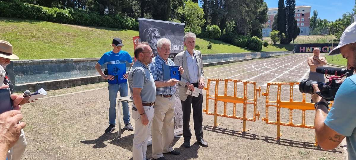 aeeaatletismo87's tweet photo. Llega la hora de los homenajes. El protagonista principal Ignacio Sola. #MemorialQuadraSalcedo @APCeniza https://t.co/eBWMM6CK89