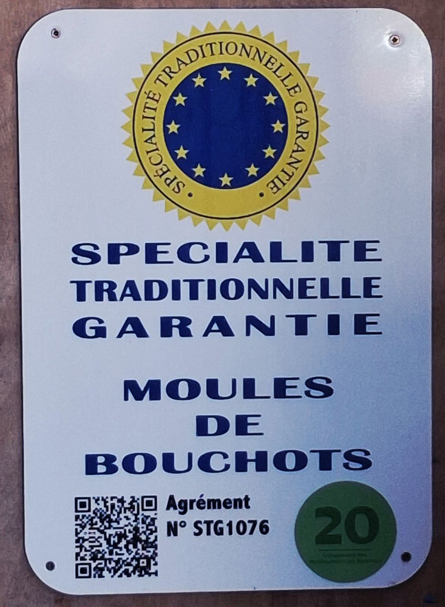 Prefecture50's tweet photo. 🌊🦪 La conchyliculture constitue une activité  essentielle du département. Les productions manchoises représentent près  de la moitié de la production nationale.

Jeudi, le préfet Marc Chappuis s’est rendu à la rencontre des professionnels du secteur, en présence de Thierry Hélie, président  du Comité Régional de la Conchyliculture Normandie Mer du Nord, de  Marion Le Savouroux, sous-préfète de Coutances, référente  conchyliculture et de Sébastien Royer, directeur adjoint de la direction  départementale des territoires et de la mer (DDTM).

📍 Première étape à Gouville-sur-Mer, au siège du Comité régional conchylicole, et visite de l'estran, puis découverte d'une entreprise à Blainville-sur-Mer.

🤝  Ces déplacements ont permis de nombreux échanges avec les acteurs de la  filière conchylicole, secteur essentiel de l’économie littorale et du  patrimoine maritime de la Manche.

🦪 Conditions de production,  qualité sanitaire des eaux, prédations, attractivité des métiers et  perspectives pour la filière : autant de sujets abordés lors de cette  rencontre de terrain qui a permis au préfet d'affirmer le soutien de  l'Etat à cette activité.