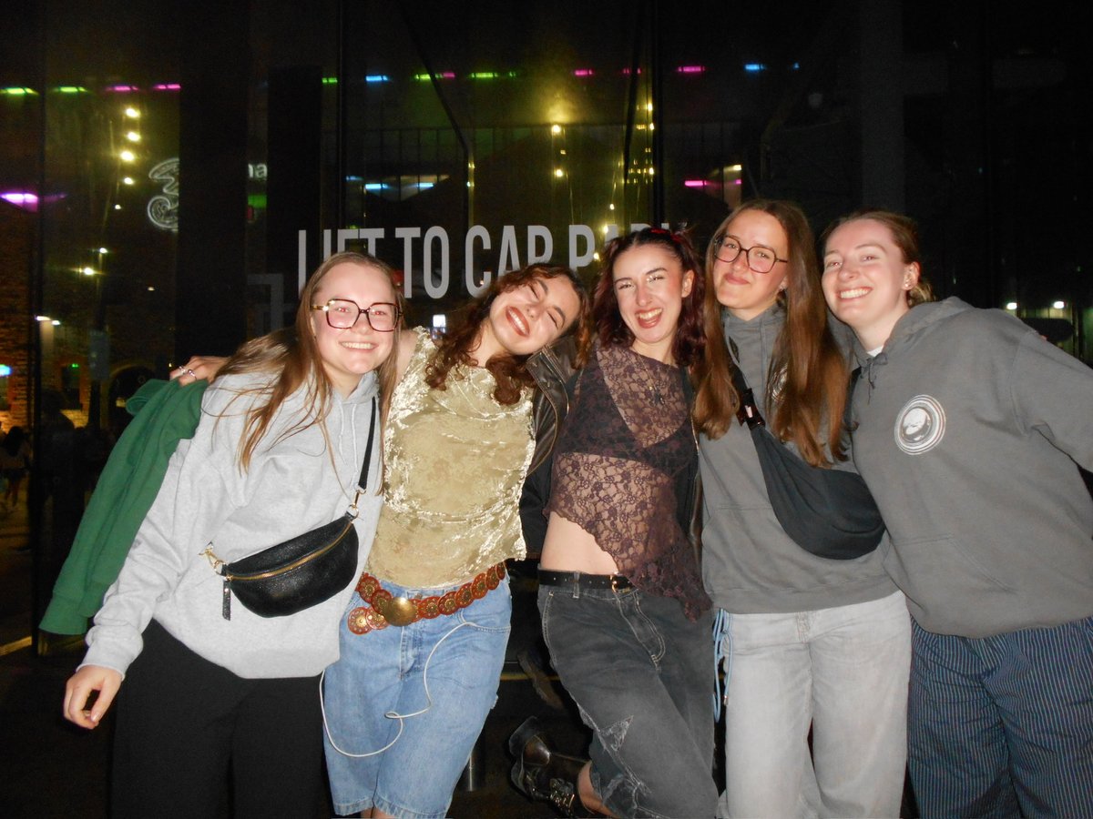 eloakael's tweet photo. Hiii @HSHQ 🪩🪩 I would LOVE to be the photographer for tonight, I love capturing pictures of girlhood at concerts and I’ll be in the disco pit 🪩💋💋💋 https://t.co/V1R6cfle3k