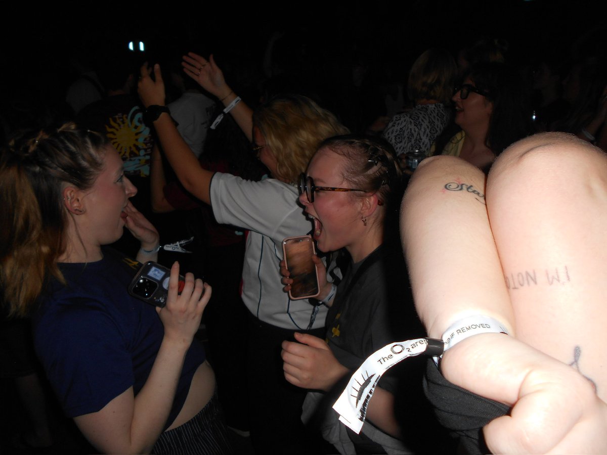 eloakael's tweet photo. Hiii @HSHQ 🪩🪩 I would LOVE to be the photographer for tonight, I love capturing pictures of girlhood at concerts and I’ll be in the disco pit 🪩💋💋💋 https://t.co/V1R6cfle3k