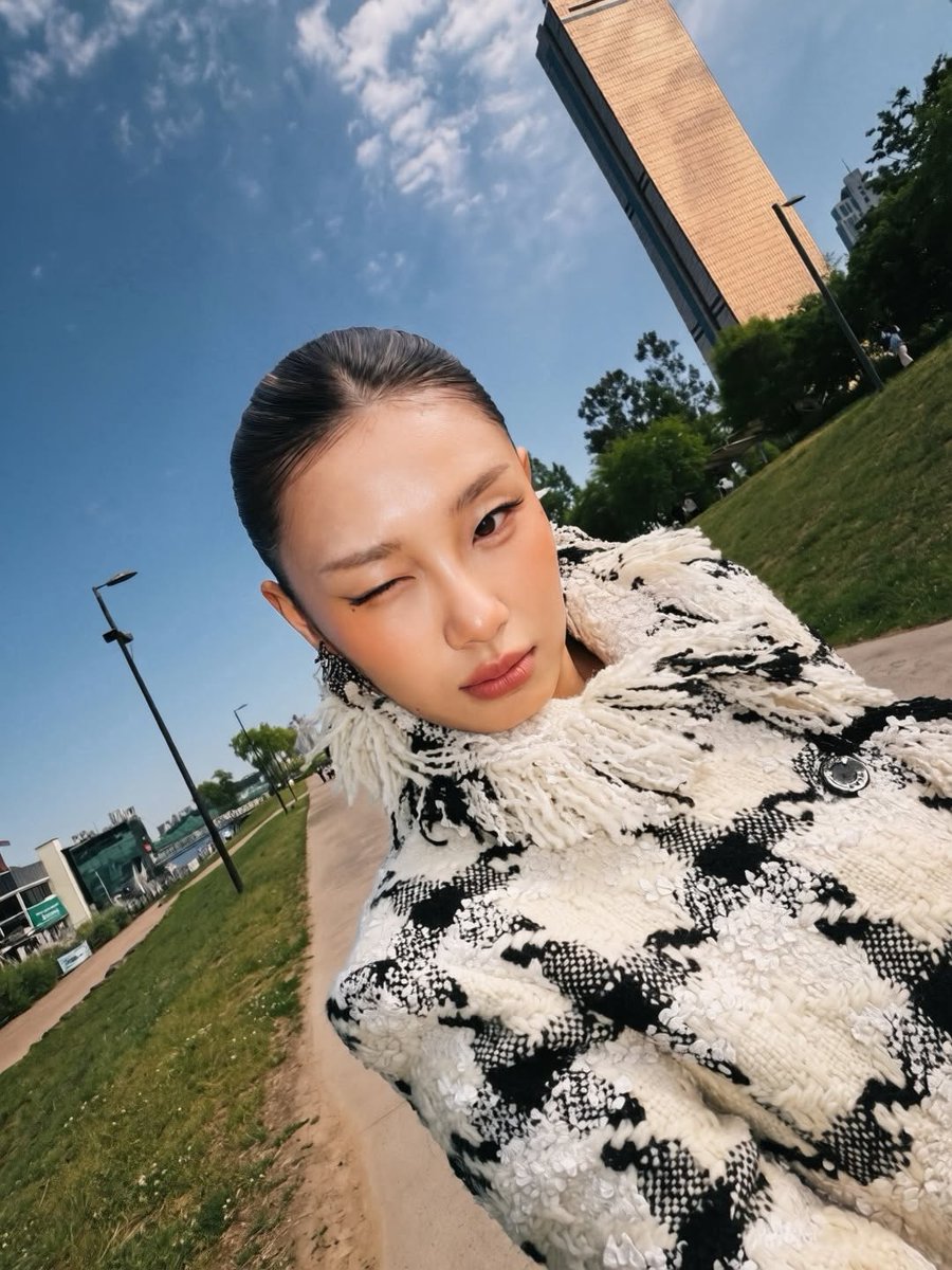 2jung2_zip's tweet photo. 260523 리정 인스타 #리정 #leejung

CHANEL IN SEOUL May 26th

@/chanelofficial @/dazedkorea https://t.co/9waXC2LlzU
