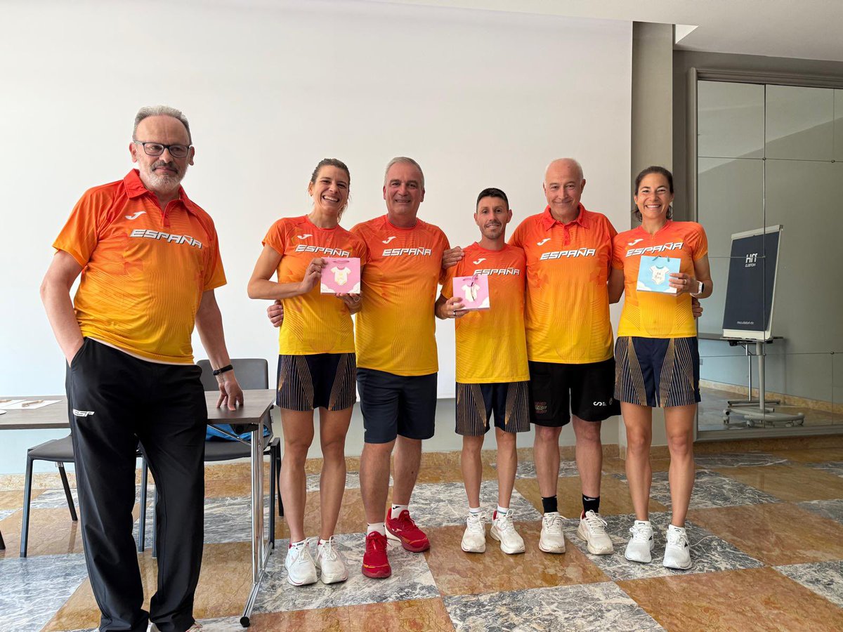 atletismoRFEA's tweet photo. ¡Es día de #EspañaAtletismo!

➡️ Copa de Europa de 10.000 m 💪🏼

Pero antes: reunión de equipo con mucho que celebrar

🩶 Insignia de plata RFEA para @perez_chiki por sus 25 internacionalidades 🇪🇸©️ en su 10ª Copa de Europa de 10.000 🙌🏼

🍭 Detallitos para @irenesef y @marta_galimany que regresan a #EspañaAtletismo después de ser madres 👏🏼🔝 y a Chiki por su reciente paternidad 🥹

A partir de las 17:15, en directo 📺⬇️
📊 https://t.co/c7QhMGrI6c
📺 https://t.co/CtAyO57us7
#PasiónPorCompetir