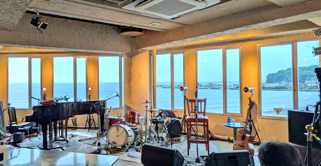 nbear1968's tweet photo. 本日は #ハルカトミユキ でした♪
アコのトライアッド編成
青縛りのセトリと尖った？ライブ♪
最近聞いてなかった曲が聞けて
感無量です✨
夏の野音が走馬灯の���に浮かんだり
来て良かった♪
企画(縛り)のあるライブは今日みたいに
嵌まると凄く楽しいので、またいつか
お願いします♪ https://t.co/Zv8RzGnVWR