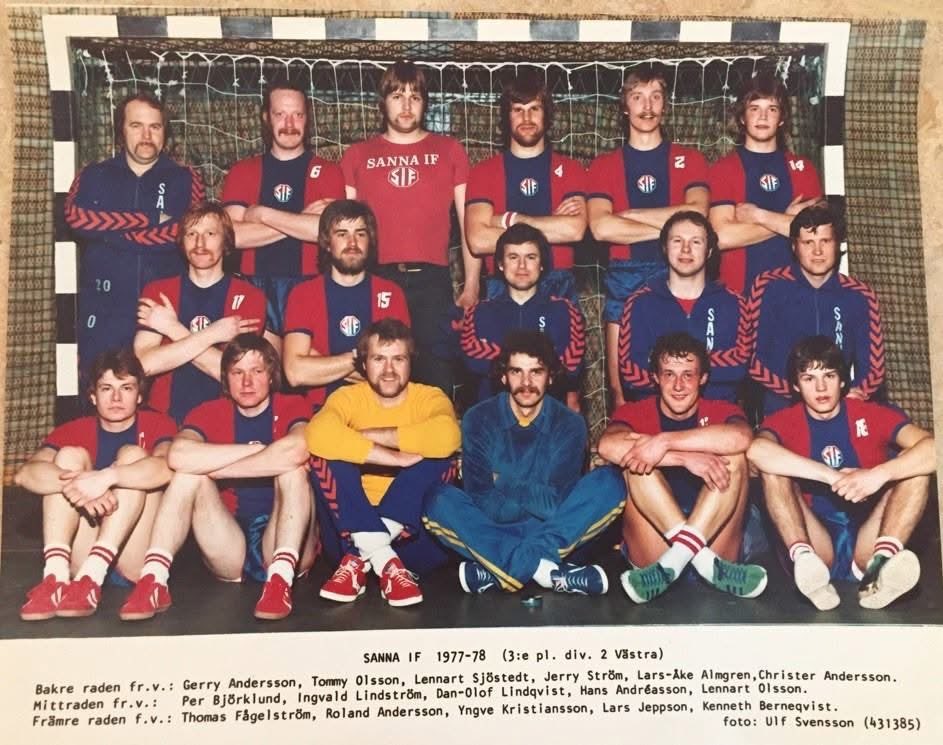 cafelillanhf's tweet photo. Klubbarna som försvann....
Sanna IF från Göteborg, en klassisk arbetarklubb bildad 1917. Gjorde tre säsonger i högsta ligan och laget på bilden var oerhört nära att ta steget upp igen. 

4 lag kvalade, H43, GUIF, Sanna och Olympia om två platser i ligan. Sista omgången möter Sanna ett utan chans Olympia och vinner lätt. Samtidigt spelar GUIF och H43 och Sanna går upp om inte matchen slutar oavgjort. När det är fem minuter kvar ser man på filmen hur ledarna i respektive lag pratar med varandra, ställningen är då kryss. Sista fem minuterna kommer inte ett avslut på mål, utan GUIF och H43 kan jubla över avancemang. Protest lämnades in av Sanna, vilken avslogs.

Efter det hämtade sig Sanna aldrig riktigt och 1990 försvann man som egen förening, genom en sammanslagning med Heim, och blev SH90.