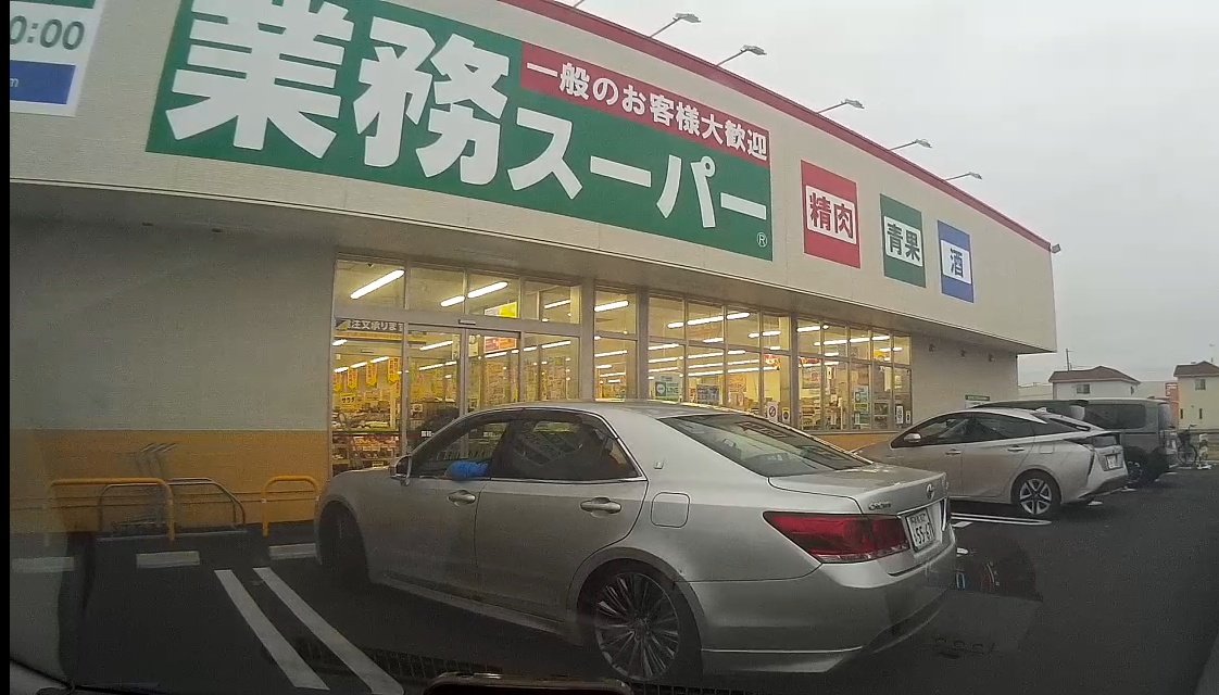 AS_ZC_Si's tweet photo. 業スーの駐車場で斜めに停まって邪魔なクラウンがいて、買い物もせず車内でだべってるだけだったから「真っ直ぐ停め直してね」って声かけたら「あなたに権限あるの？」って言われちゃった。
よく見たらガタイのいい外国人4人組で、車もあちこちぶつかってて正直怖かった…😢まともに運転してほしいな。 https://t.co/1Oxt0NSX6p