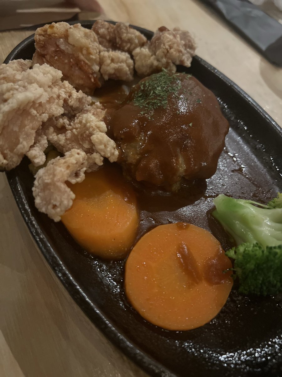 DaaHitomi's tweet photo. 今日の夕食✨

#ボン・ファム 
#ハンバーグand唐揚げ https://t.co/je84s0qxJJ
