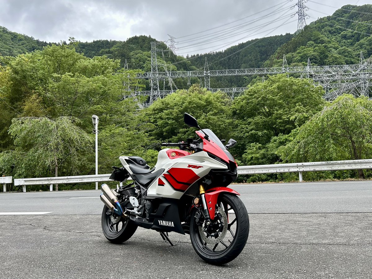 Rem_821's tweet photo. 先週は夏の暑さだったのに冬に戻ったかのような寒さ・・・
6年ぶりに志賀坂峠を走った（笑）
慣らし終了まで436㌔
頑張るどー٩( ᐛ )و 
#妙義山 #志賀坂峠 #r299 #三沢ポピー街道 #長瀞花の里 #ハナビシソウ #yzfr3 https://t.co/2h0pDRUMKN