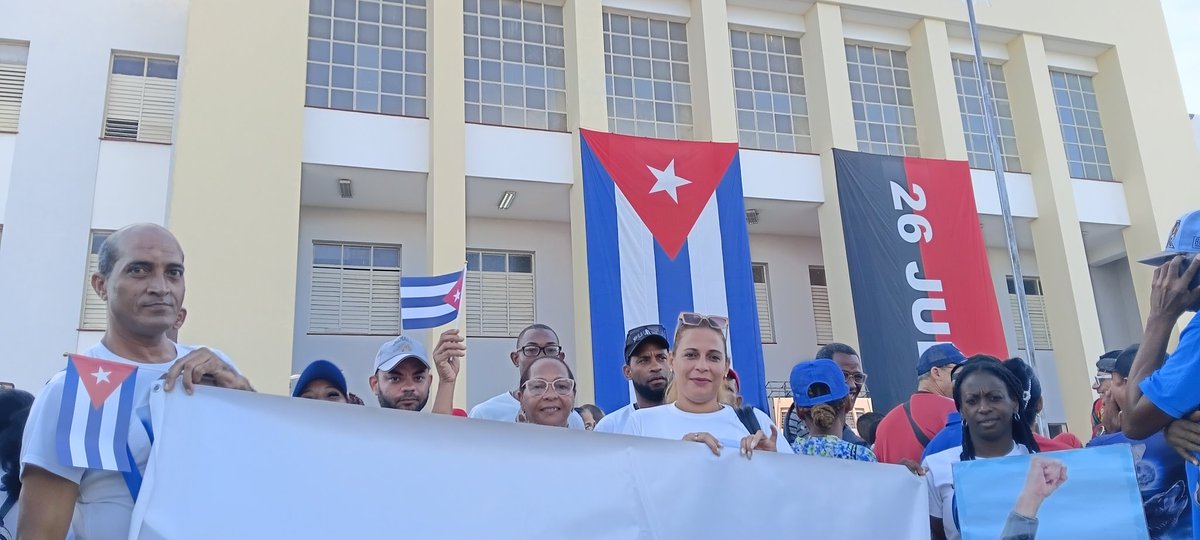 CEPStgo_Cuba's tweet photo. #CENCuba/🇨🇺 Presentes en frente del Palacio de Justicia para participar  en Tribuna Abierta Antimperialista en apoyo a #Raúl 
#JuntosPorLaDemocracia https://t.co/H8t1frzwQA