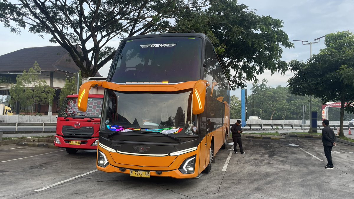 akmal_darari's tweet photo. Yuk ini thread ulasan 27 Trans - E4 Freyr @BisKota_ @penumpangbus @CaloTerminl 

Dimulai dari catatan waktu:
Ponpin-Medaeng 10 jam 17 menit
Ponpin-Karanglo 11 jam 32 menit

Sungguh cepat kan ya? Itu karena selepas Ponpin sudah tidak ketemu macet lagi jadinya bisa cepat https://t.co/tglDtsvkDU