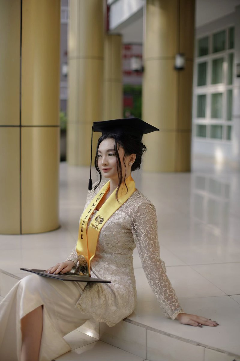 ultlamimi's tweet photo. mau wisuda lagi tapi bagian popotoan aja😃☝🏻 https://t.co/RD95Cm2B3x