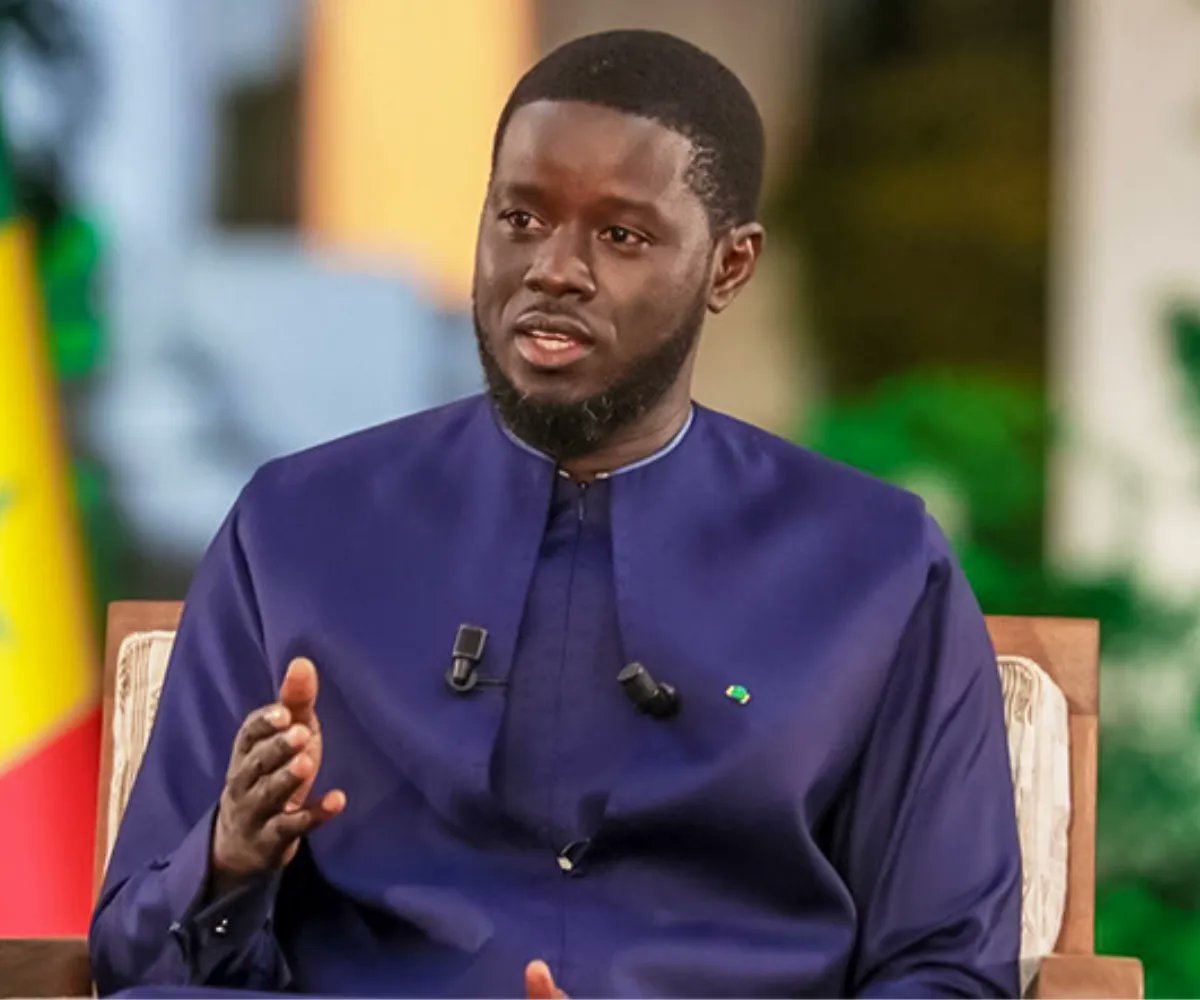 voxafrica's tweet photo. SÉNÉGAL — Le président Bassirou Diomaye Faye a entamé une série de consultations politiques à Dakar afin de recueillir les avis de plusieurs figures institutionnelles et politiques sur la situation du pays et les grands enjeux nationaux.

Initialement envisié sous un format plus large, le dialogue national a finalement été lancé dans une configuration plus restreinte, centrée dans un premier temps sur les anciens responsables des institutions de la République et les ex-chefs de gouvernement.

Pour cette première phase, le chef de l’État sénégalais a reçu plusieurs anciens présidents d’institutions afin d’échanger sur la gouvernance, le climat politique et les perspectives nationales.

Bassirou Diomaye Faye a ensuite poursuivi les consultations avec d’anciens Premiers ministres, parmi lesquels Aminata Touré, seule femme à avoir occupé cette fonction au Sénégal.

L’ancien Premier ministre Amadou Ba, adversaire du président lors de l’élection présidentielle de 2024, a également pris part aux échanges avec le chef de l’État.

Ces consultations interviennent dans un contexte politique marqué par des tensions persistantes entre le pouvoir et une partie de l’opposition.

Plusieurs formations politiques ont d’ailleurs choisi de boycotter le processus, notamment l’Alliance pour la République (APR), le parti de l’ancien président Macky Sall.

Les discussions engagées par la présidence doivent se poursuivre jusqu’au 28 mai avec l’objectif affiché de favoriser l’apaisement politique et de renforcer la cohésion nationale.

———————————
L’actualité africaine en continu sur whatsapp https://t.co/4EzZ7RQrdY