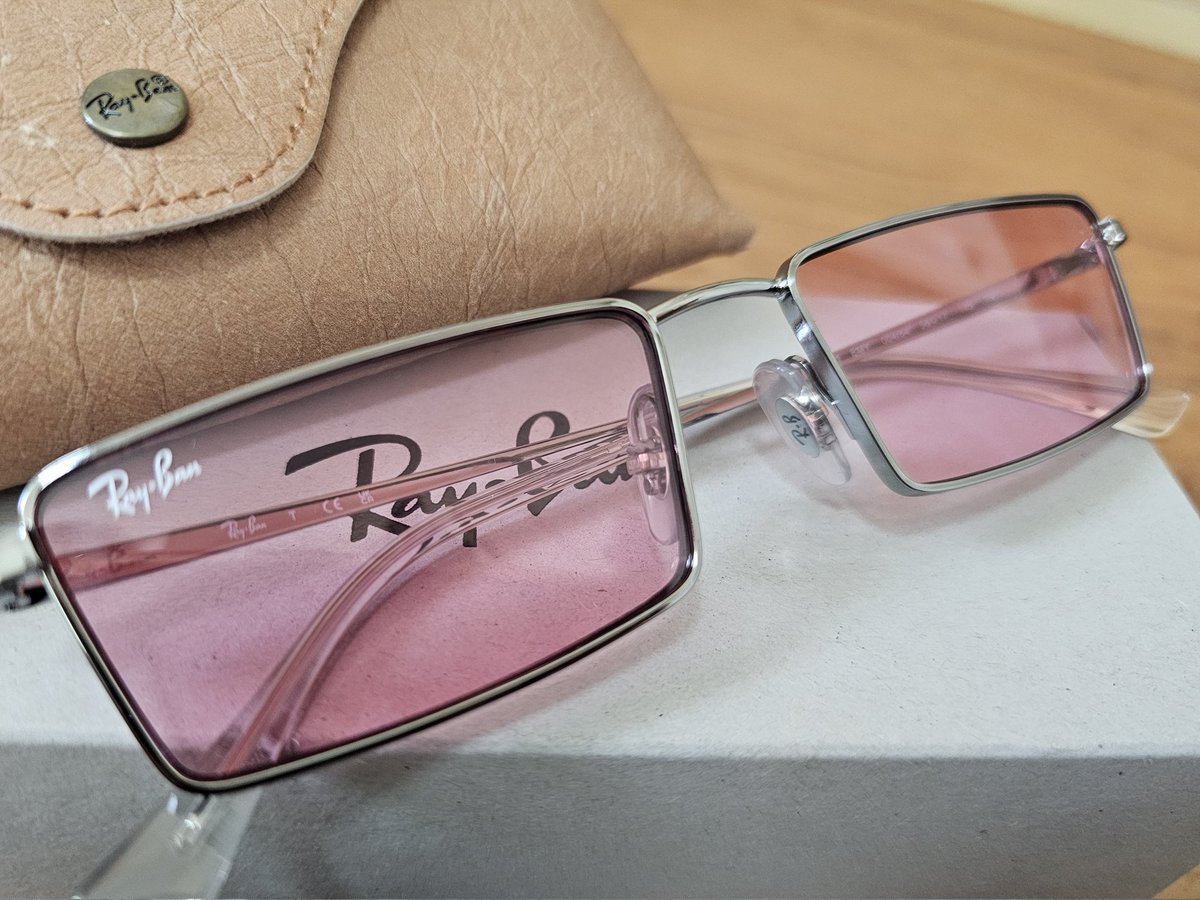 SnaiLeve's tweet photo. ปล่อยแว่นกันแดด Rayban Emy RB3741 รุ่นที่เจฟใส่ในภาพค่ะ ของใหม่เอี่ยม ไม่เคยใส่เลย เก็บอย่างดี อุปกรณ์ครบตามภาพ
• Frame color: GunMetal
• Lens: Pink
• Price: 4,990 รวมส่ง
สีนี้ official shop หมดแล้วค่ะ
ตัดใจปล่อยเพราะไม่ได้ใส่แล้วแน่ๆ  #ตลาดนัดJeffSatur #ตลาดนัดคุณวันเสาร์ https://t.co/v4deUhH3rJ
