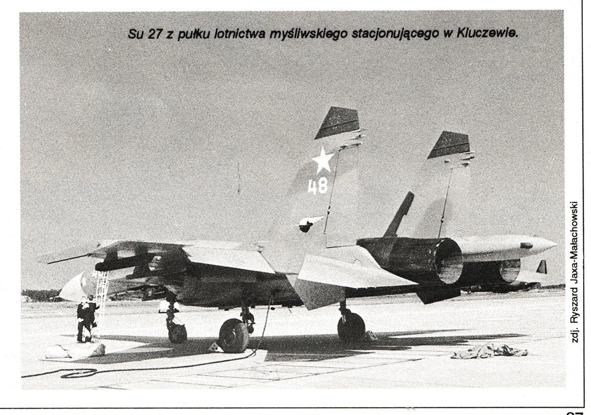 su27theplane's tweet photo. Fresh scans from an aviation magazine from today,
Su-27's from the 582 IAP, Chojna airfield, March 1992.
Su-27's number 51 and 48 from the 159 IAP on the Poznań-Krzesiny airfield during airshow, August 1991.
and a pair of early Su-27's in flight. https://t.co/pt7MQ4trhl