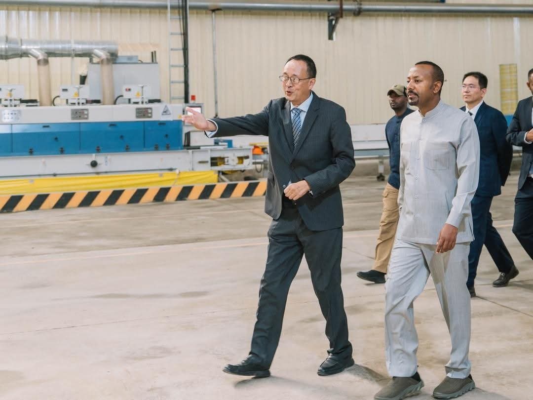 dany_daba's tweet photo. "ከውጭ ድንጋይ ተሸክመን በማምጣት ሀገር መለወጥ አንችልም" - ጠቅላይ ሚኒስትር ዐቢይ አሕመድ (ዶ/ር) 
********************* 

ጠቅላይ ሚኒስትር ዐቢይ አሕመድ (ዶ/ር) በምሥራቅ ሸዋ ዞን ሞጆ ከተማ የተገነባውን የግራንዴር ሴራሚክ ፋብሪካ ዛሬ መርቀው ሥራ አስጀምረዋል። 

ጠቅላይ ሚኒስትሩ በዚሁ ወቅት ባደረጉት ንግግር፣ "ክውጭ ድንጋይ ተሸክመን በማምጣት ሀገር መለወጥ አንችልም፤ ከውጭ የሚገቡ የግንባታ ግብዓቶችን በሀገር ውስጥ ማምረት ጊዜ የሚሰጠው ጉዳይ አይደለም" ሲሉ አስገንዝበዋል። 

ከትናንት ጀምሮ በምሥራቅ ሸዋ ዞን የተለያዩ አካባቢዎች በመዘዋወር የግብርና እና የልማት እንቅስቃሴዎችን መመልከታቸውን ጠቁመዋል። 

ማኅበረሰቡ በዶሮ እና በወተት ሀብት ልማት ላይ ያለውን አመለካከት በመቀየር፣ በቀን በሚሊዮን የሚቆጠሩ እንቁላሎችን እና ከፍተኛ የወተት ምርት ማምረት እንደሚቻል እና ከዚህ የሚገኘው ገቢ ከማንኛውም ፋብሪካ ከሚገኝ ገቢ እንደማያንስ አብራርተዋል። 

እንደ ሀገር የተጀመሩ የልማት ሥራዎችን ለማሳካትም የኮንስትራክሽን ግብዓቶችን ሙሉ በሙሉ በሀገር ውስጥ ማምረት ወሳኝ መሆኑን አጽንኦት ሰጥተውበታል። 

የለሚ ሲሚንቶ ፋብሪካ ገበያውን በማረጋጋት ረገድ ትልቅ ሚና እንደተጫወተ ያ���ሱት ጠቅላይ ሚኒስትሩ፤ ይህንን ይበልጥ አስተማማኝ ለማድረግ የዳንጎቴ ሲሚንቶ ፋብሪካ የማስፋፊያ ሥራውን በሚቀጥሉት ከሦስት እስከ አራት ወራት ውስጥ እንደሚያጠና���ቅ ገልጸዋል።

በተያያዘም በቢሾፍቱ ከተማ የሚገኘው የብረታ ብረት ፋብሪካ ለግንባታው ዘርፍ ትልቅ አቅምና የምሥራች መሆኑን ጠቅሰዋል።

ዛሬ በሞጆ የተመረቀው ፋብሪካ በዘጠኝ ወራት ውስጥ የተገነባ መሆኑን አድንቀው፣ ጠንክሮ ከተሠራ ማንኛውንም ታላቅ ተልዕኮ ማሳካት እንደሚቻል ማሳያ ነው ብለዋል።

"የጀመርነውን ለምን ከዳር አናደርስም? የተማሩ ወጣቶች ለምን ሥራ ፈትተው ይውላሉ?" ለሚሉት ጥያቄዎች መሠረታዊ የችግሩን ምንጭ መመርመር እና መፍታት እንደሚያስፈልግም አሳስበዋል። 

የአካባቢው ነዋሪዎች የሀገር ሽማግሌዎችን እና የአባ ገዳዎችን ምክር በመስማት፣ ከጎጠኝነት እና ከመከፋፈል ወጥተው ለሰላም እና ለአንድነት ���ጋራ እንዲሠሩ ጥሪ አቅርበዋል።

በለሚ ታደሰ 

#Ethiopia #Agriculture #Mechanization #EconomicGrowth #EastShewa #Farming