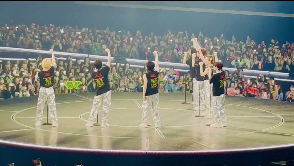 a_hariwDDd's tweet photo. 🐯🍓My Last Flight🚀🚀
最終目的地、見届けてきた😭💕
制作開放なのに��まで飛ばされなくてメンステ横でめちゃ近かった🫨メンステ横過ぎて私が最右端だったけど😂笑
超絶端っこへのしめちゃんのお手振りは私へだと思ってる😇🥺💕
からの麻布で鮨で〆🍣最高Happy day💖
#stravelers 
#TravisJapan https://t.co/LULWpIvjRK