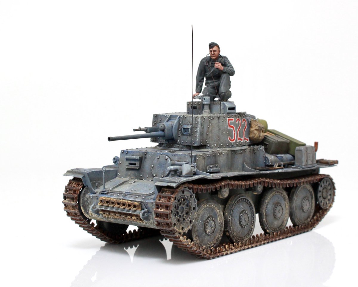 satoshoo1988's tweet photo. タミヤ38(t)完成〜。
戦車作りたい欲を満たすための箸休めなので、特に凝った事せずプレーンに製作。
今回も水性塗料と油絵の具で塗装しました。 https://t.co/ucqY6GbKC8