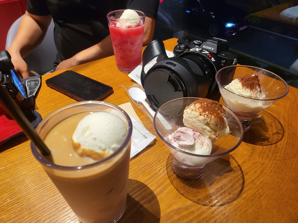 Nameva501's tweet photo. 행사장은 주차못해서 발도 못디뎌보고 뒷풀이에는 와있는 아줌마ㅋㅋㅋ https://t.co/NNUxP42AXl