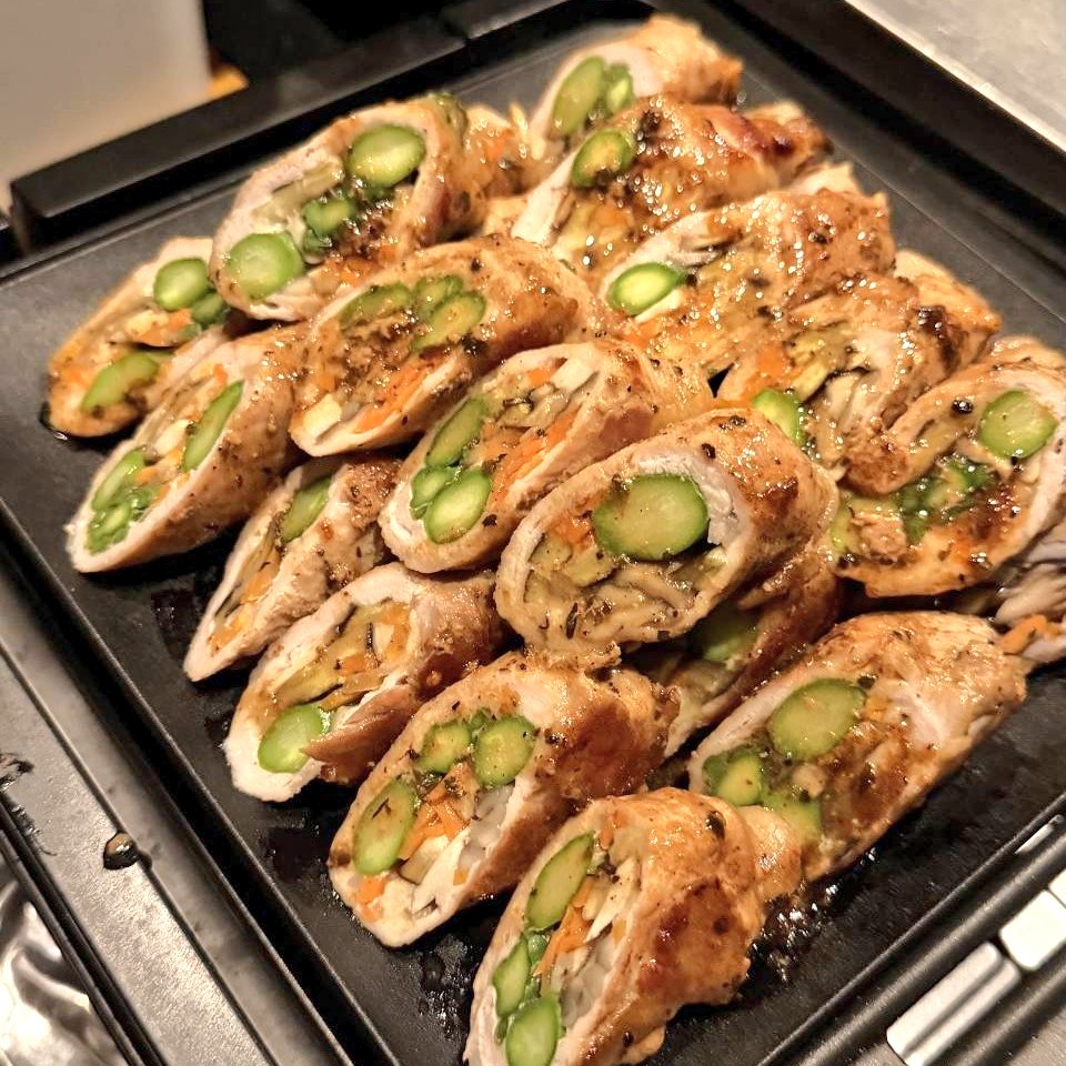 naineda0614's tweet photo. 先日のナグラジバーもありがとうございました！

今回のお品書き
・おひつご飯と野菜の肉巻き
・いちごのタルト

ご飯は香りが良くて甘みもあって、それだけで主役級の美味しさ😋
肉巻きはご飯との相性が抜群で、かいわれと大葉がいいアクセントに✨

タルトは旬のいちごが甘くて良きでした！ https://t.co/Cs4jPMC0Yn