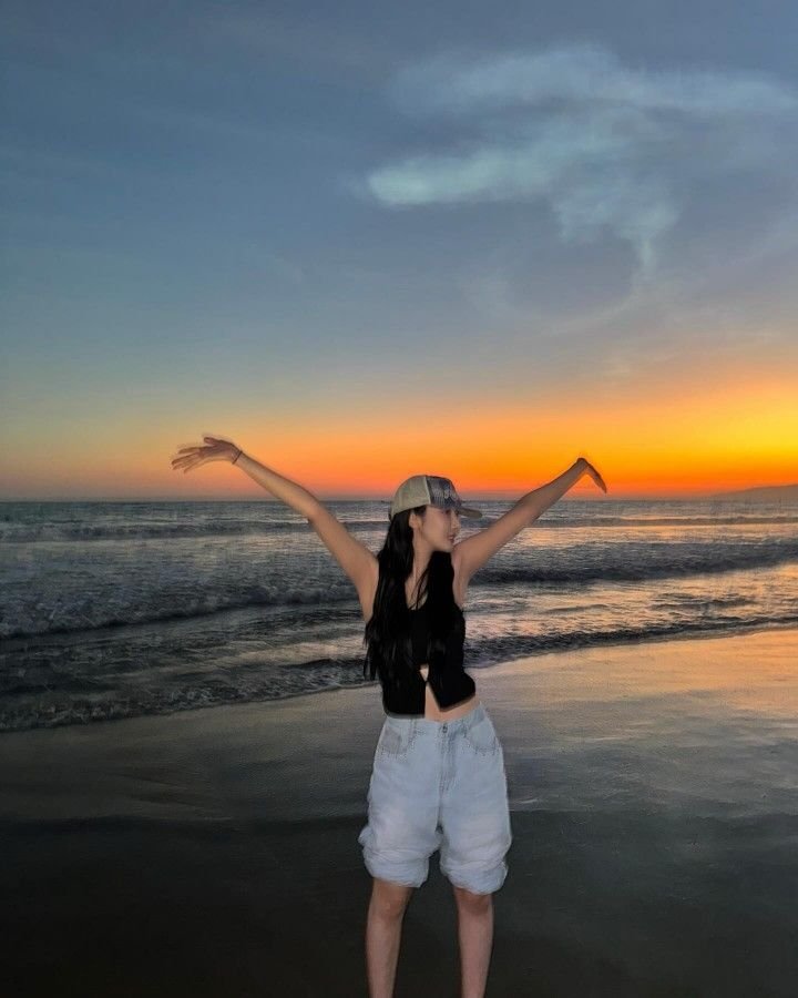 scenebea's tweet photo. freedom arrives like a sunset. quiet, untamed, and impossible to hold. it paints the sky without permission, reminding the soul that the most beautiful things were never meant to be confined 🌅 https://t.co/eyB9FMw3rr