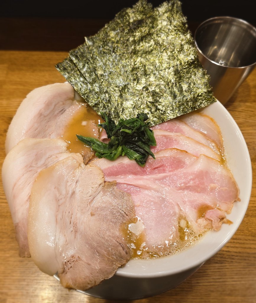UTRebellion's tweet photo. なま醤油とんこつ フルスイング @六甲道

なま醤油とんこつラーメン
🗣️：硬め,濃いめ,多め！
+VIPチャーシュー
+低温スモークチャーシュー

クリーミーなスープは近くのいっぽしを思い出すような味🍜🍥骨の髄まで沈んでる系のやつ好きだなぁ🤭

最&amp;高💘 https://t.co/RTJHExUdfD