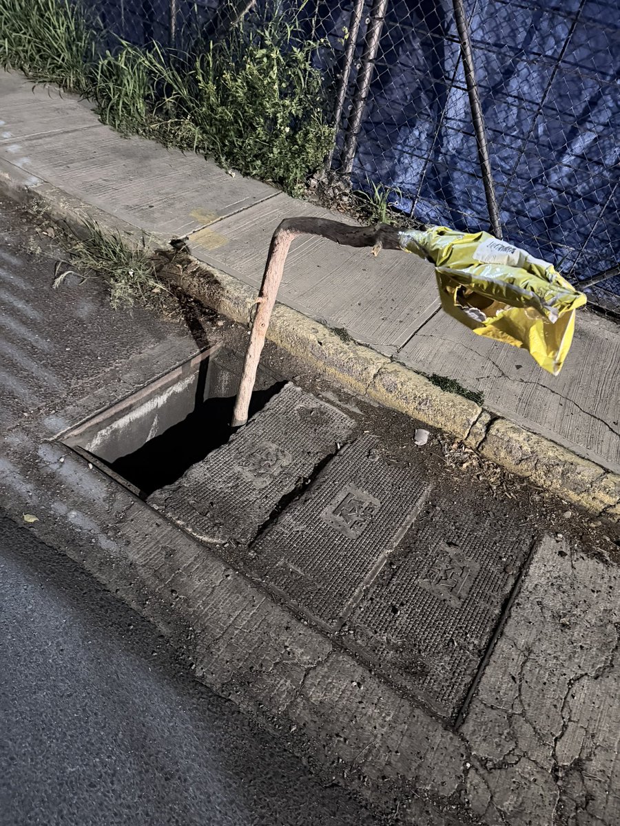 ranytrail's tweet photo. @TELMEXSoluciona #reporte
Este registro ya lleva dias asi abierto, Av Inglaterra esquina calle Leñadores, Col. Villas de San Javier, Zapopan, Jalisco. Cp. 45120 https://t.co/8DXLFn2GhQ