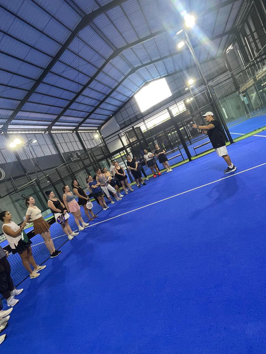fdelatg's tweet photo. Hoy, @EmbMexIno organizó un torneo de pádel sabatino para mujeres en Yakarta, evento deportivo que resultó un éxito y reunió un nutrido grupo de entusiastas participantes.

Este tipo de iniciativas reflejan el espíritu de la política exterior feminista de México: generar espacios de representación, inclusión, participación y empoderamiento para las mujeres, utilizando el deporte como una herramienta de encuentro y colaboración.

Me llena de orgullo ver cómo un deporte inventado en México sigue tendiendo puentes y creando comunidad. 

Agradezco a Ascend (Diogo, Andrew y todo el equipo) el extraordinario apoyo para la celebración del torneo. Igualmente, reconozco a @vivianagondel, el enorme trabajo detrás de este torneo, su dedicación hizo posible una gran jornada llena de energía, compañerismo y entusiasmo. 

¡Gracias a todas las jugadoras y asistentes por hacer de este torneo de pádel una experiencia memorable! Selamat kepada pemenang turnamen kami, seorang pemain Indonesia yang hebat yang bekerja di @Kemlu_RI