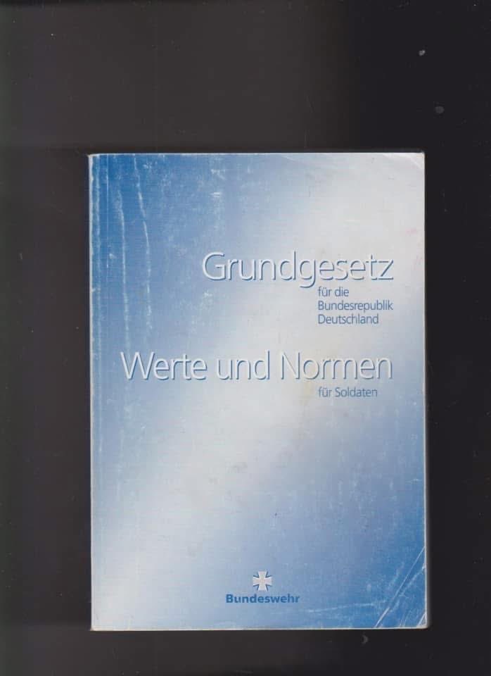 MartinJende's tweet photo. 1996 gab es für mich „zur Begrüßung“ als Wehrpflichtiger noch die Vorgängerversion dieses Buches beim Bund.
„Damit man immer weiß, wofür man das tut.“ kommentierte mein Ausbilder, Stabsunteroffizier Youssef Abouyehia, Sohn libanesischer Eltern. https://t.co/y7TesmvFEt