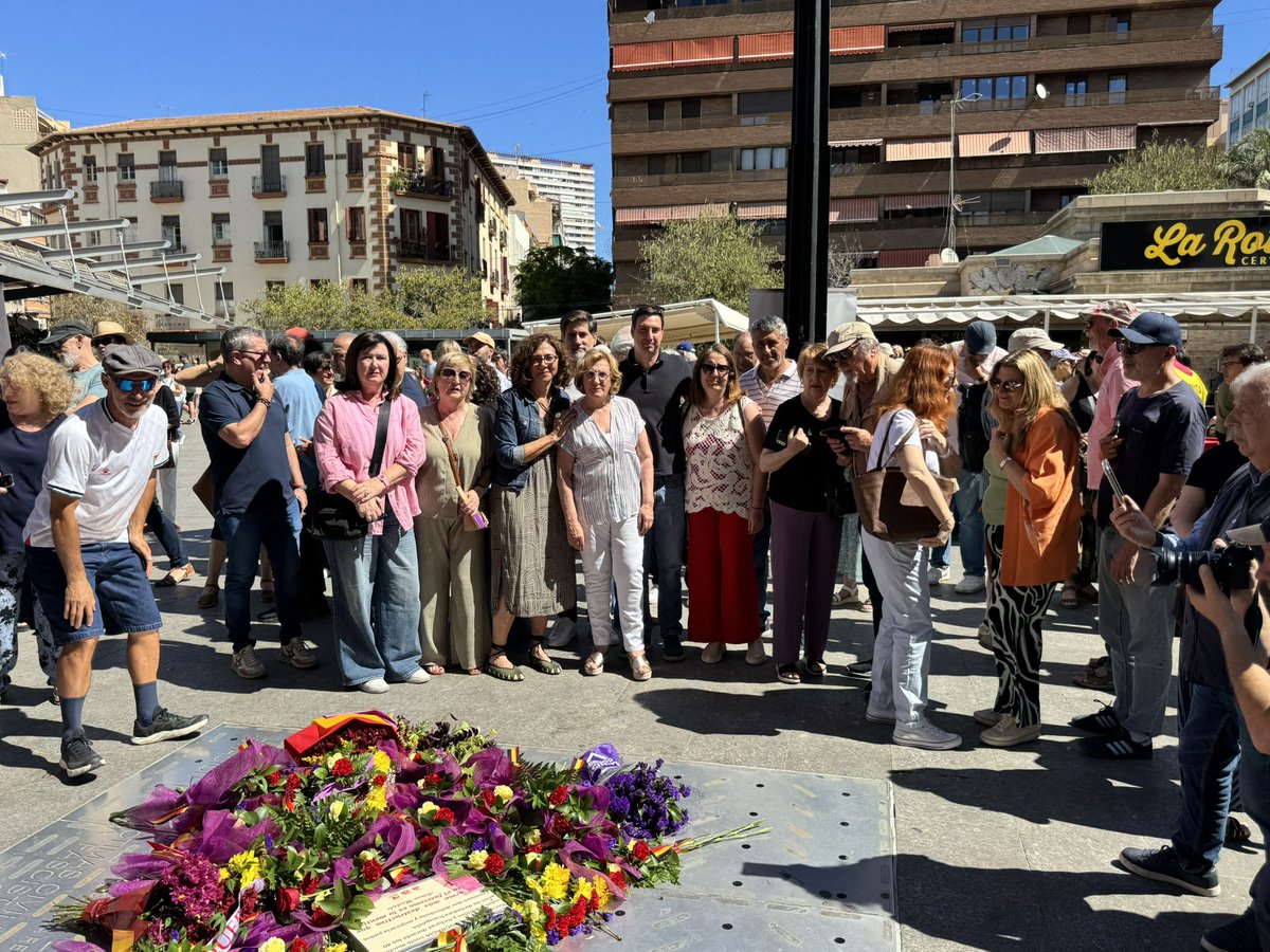 gsocialistalc's tweet photo. 🕯️ Hoy hemos estado en el homenaje de la  Comisión Cívica a las víctimas del bombardeo del Mercado Central 

✊🏻 Memoria, justicia, verdad y reparación

⚠️ Alicante no puede seguir olvidando las fosas comunes del cementerio ni mantener elementos de exaltación franquista https://t.co/EV3UIt4yKJ