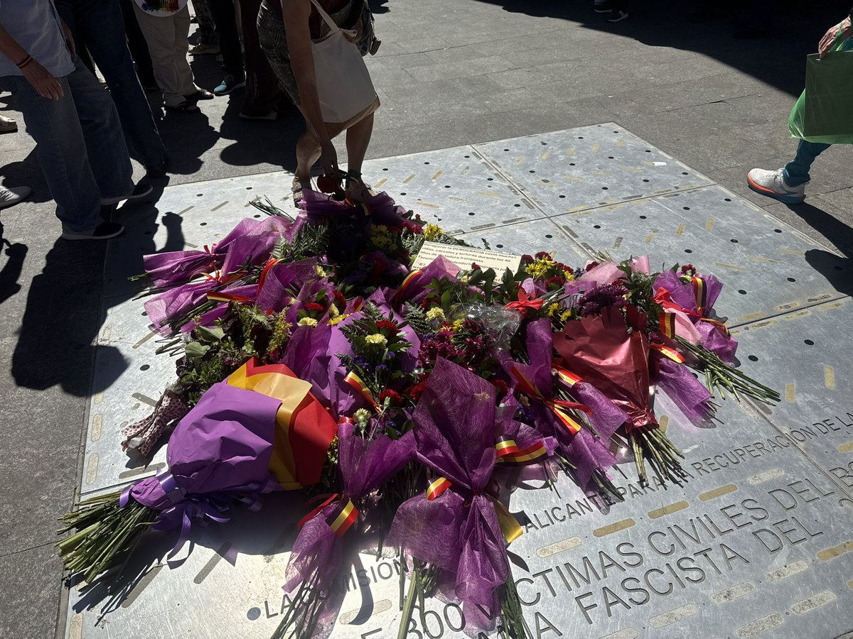 gsocialistalc's tweet photo. 🕯️ Hoy hemos estado en el homenaje de la  Comisión Cívica a las víctimas del bombardeo del Mercado Central 

✊🏻 Memoria, justicia, verdad y reparación

⚠️ Alicante no puede seguir olvidando las fosas comunes del cementerio ni mantener elementos de exaltación franquista https://t.co/EV3UIt4yKJ