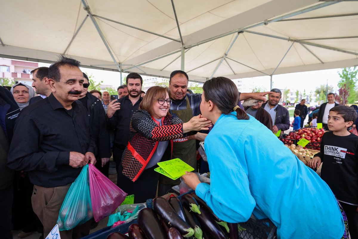GaziantepBeld's tweet photo. Başkanımız Fatma Şahin, Hasan Celal Güzel Millet Bahçesi içerisinde vatandaşlarımızın hizmetine yeni sunduğumuz “Haydi Tarladan Sofraya” pazar yerimizi ziyaret etti.

Kendi çiftçimizin emeğini; aracı ve komisyoncu olmadan, ekonomik ve doğrudan vatandaşlarımızla buluşturuyoruz.

Doğallığın, kalitenin, uygun fiyatın ve üreticimizin emeğinin en güzel haliyle buluştuğu Haydi Tarladan Sofraya noktamıza tüm hemşehrilerimizi bekliyoruz.