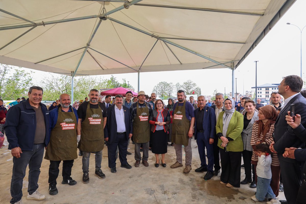 GaziantepBeld's tweet photo. Başkanımız Fatma Şahin, Hasan Celal Güzel Millet Bahçesi içerisinde vatandaşlarımızın hizmetine yeni sunduğumuz “Haydi Tarladan Sofraya” pazar yerimizi ziyaret etti.

Kendi çiftçimizin emeğini; aracı ve komisyoncu olmadan, ekonomik ve doğrudan vatandaşlarımızla buluşturuyoruz.

Doğallığın, kalitenin, uygun fiyatın ve üreticimizin emeğinin en güzel haliyle buluştuğu Haydi Tarladan Sofraya noktamıza tüm hemşehrilerimizi bekliyoruz.