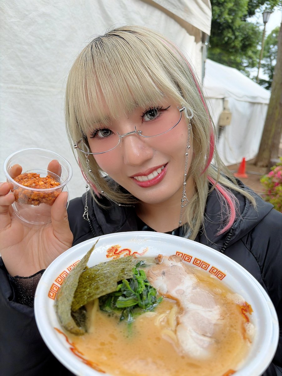 nonoa_aoi45's tweet photo. #八街ラーメン祭 ありがとうございました🥹寒い中ありがとう🫶💚会いに来てくれて嬉しかった😭

今日はラーメン大津家さんの 「ガチ焚き豚骨」頂きました🍜
毎回食べてる大好きな大津家さん！
「落花生ニンニク味噌」トッピングが美味しすぎて🤤🤤
通常の濃厚スープも大好きやけど、トッピングをすることで少しピリ辛で落花生の食感も癖になる味に味変して最高でした🤤

明日も1部のみですが八街にいます💪❤️‍🔥