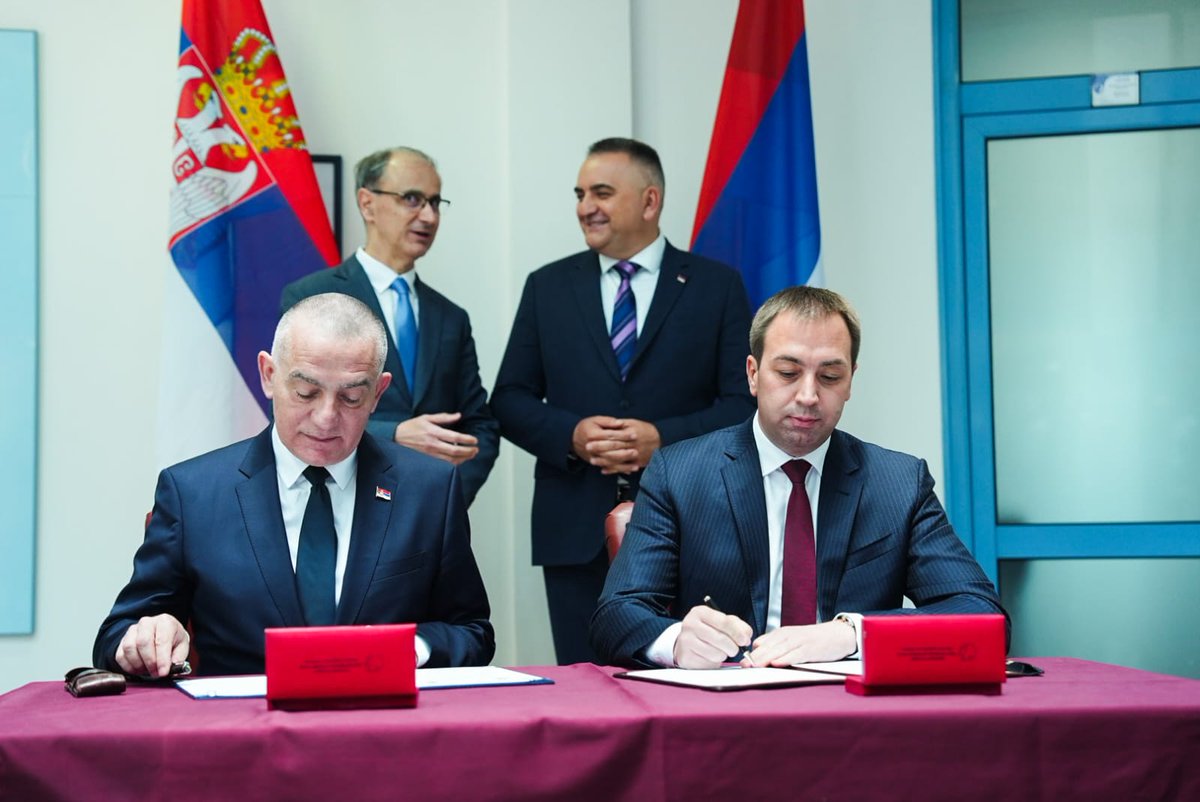 SelakG's tweet photo. У Требињу је одржан састанак делегација Владе Републике Српске и Владе Републике Србије, које су предводили премијери Републике Српске и Републике Србије Саво Минић и Ђуро Мацут. Разговарали смо о јачању институционалне сарадње и додатном повезивању Републике Српске и Србије у областима од заједничког интереса.

Након састанка, са министром правде Републике Србије Ненадом Вујићем потписао сам Изјаву о намјерама Министарства правде Републике Српске и Министарства правде Републике Србије, која представља први важан корак ка успостављању система узајамног признавања правосудних испита.

Ово је значајна вијест за правну струку, јер отвара простор за већу професионалну мобилност дипломираних правника, снажнију сарадњу институција и додатно повезивање нашег правног система са правним системом Србије.

Република Српска и Србија настављају да граде снажне институционалне везе, засноване на заједничком правном, културном и националном простору, у интересу нашег народа и будућности коју заједно градимо.