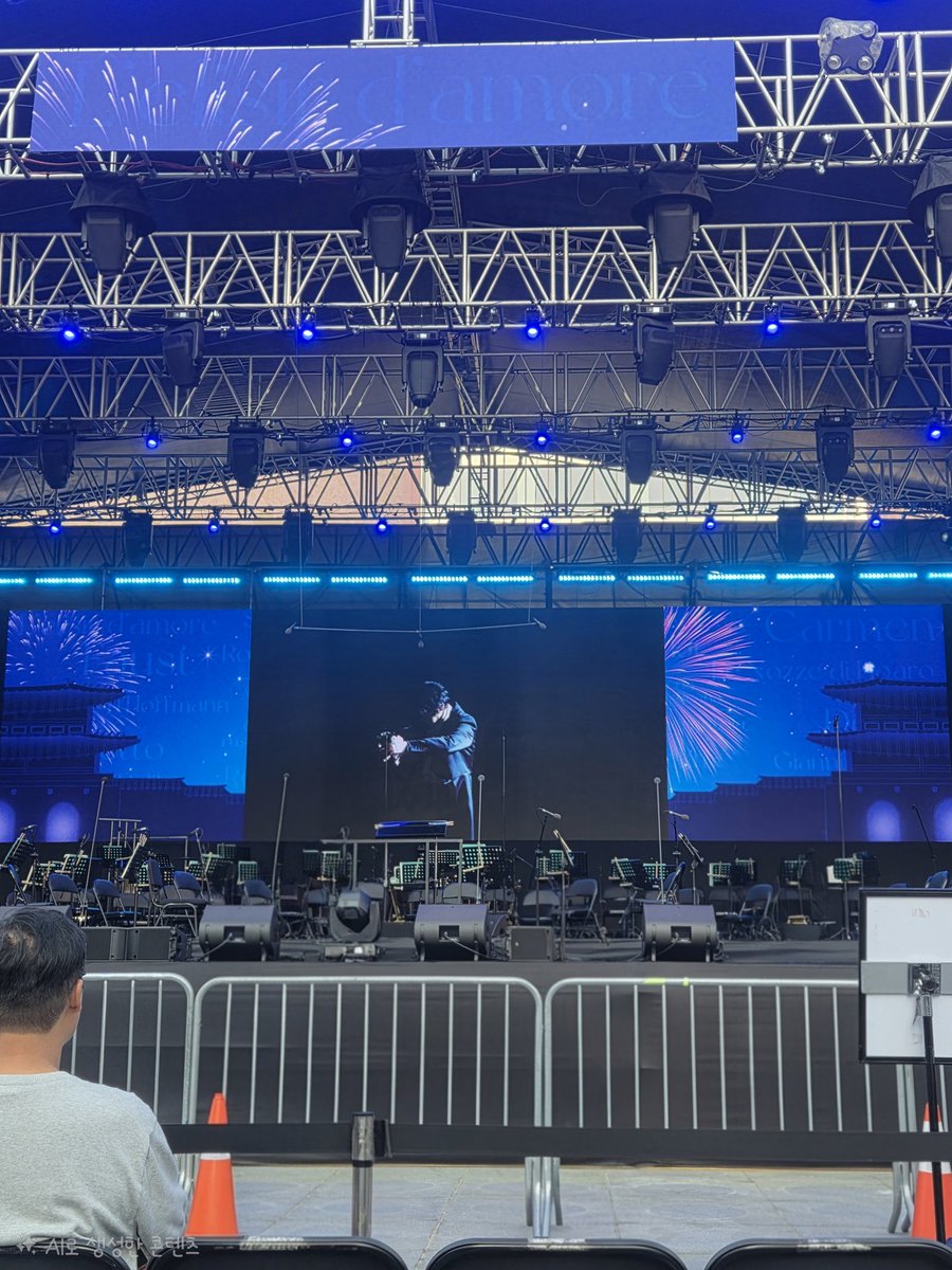dkfktl0608's tweet photo. 광화문에서 만나는 아리아
5월의 밤에 광장에 울려퍼지는 아리아
40분정도 줄서서 5열 받음!!! https://t.co/aiADsGzv8L