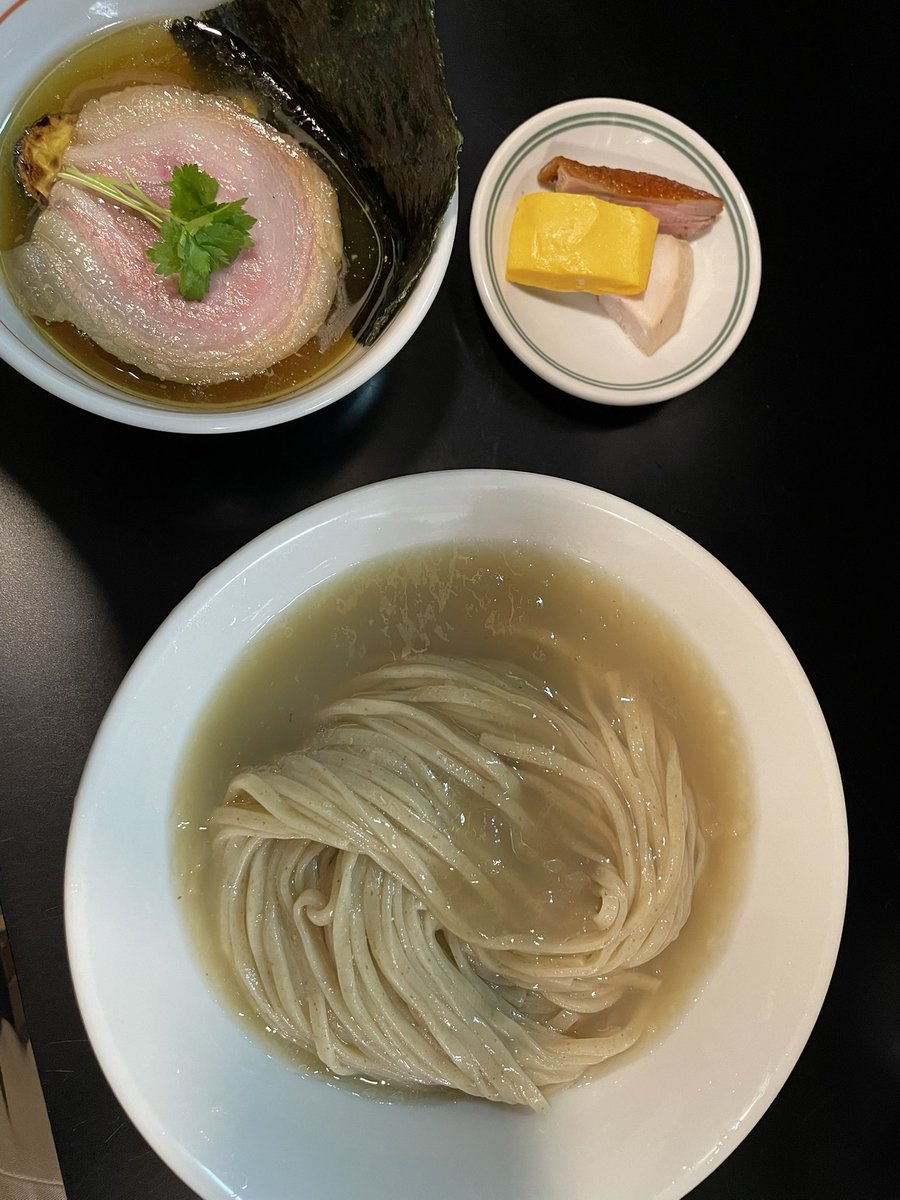 RITTON2525's tweet photo. 地鶏と山椒と貝のつけそば
大盛×2   鶏増し

初夏の始まりに相応しい
山椒の効いた涼しげな感の一杯
地鶏と貝の出汁、焼いたアスパラの甘さが加わって麺によく絡んでバランスを
とってくれてます。スープ割りの
味変が最高すぎました
#らぁ麺飛鶏 https://t.co/kWmJNejSlG
