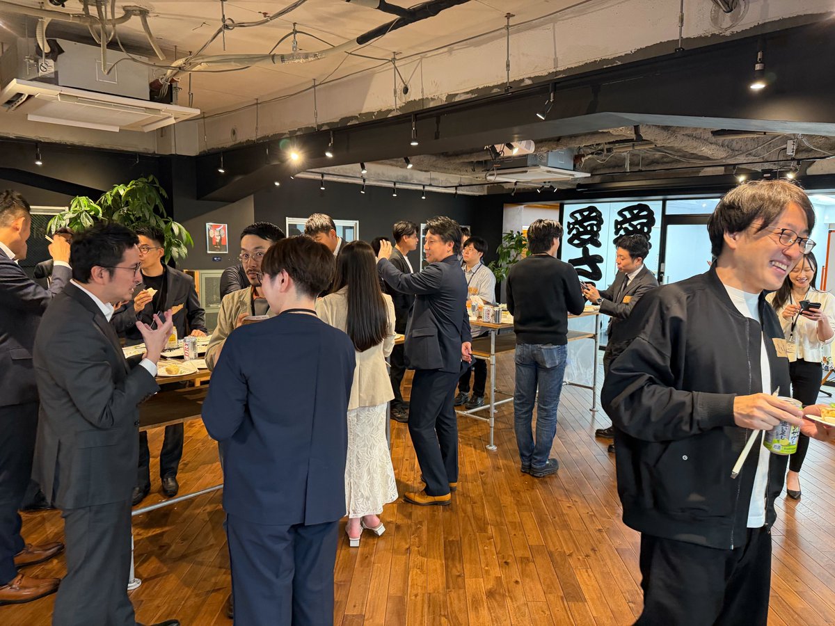 ict_community_'s tweet photo. 【ご報告】
昨日＜第3回MANAGER NIGHT＞を開催させていただきました！！
個人イベントでやってきたMANAGER NIGHTですが、今回は売上規模50億以上の企業様にお集りいただき、22社の総売上額は驚異の7兆弱というとんでもない会になりました🔥
何よりもご参加者の皆さんのお人柄がとにかく素敵でした。

コーチングのスペシャリストで元レバレジーズの役員でもあった垂水さん@taru_takayukiの有料級のセミナーに始まり、交流会パートでも皆さんの熱量が最後まで冷めない会となり、改めて開催して良かったなと思いました。

マネジメント層が成長すれば組織は各段にレベルアップし、会社は再現性をもって成長します。
今後も日本のマネジメント層の質や熱量をあげ、会社を内側から変えられるマネージャーや部門長を増やすべく、MANAGER NIGHTは継続的に開催していきます！

今回ご協力いただきました、
・オフィス提供：TOMAP様（@tom_tomap、@riku_tomap）
・協賛いただいた上場企業3社様
ありがとうございました！！

既に、大手様数社から一緒にやりたいというお声をいただいておりますが、もしご一緒いただける企業様がいらっしゃいましたらお声がけください！
（申し訳ありませんが、ビジョンファーストで営利目的で開催している会ではありませんのでご容赦ください。）

いやー、、、良い会だった！！！！