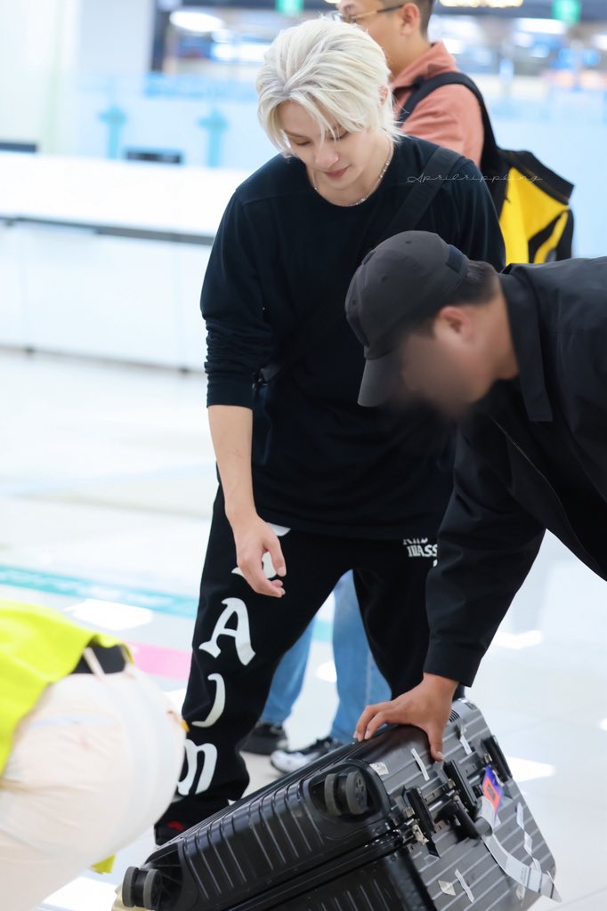 Aprilrippling__'s tweet photo. 🛬
#WayV #威神V #웨이션브이 
#양양 #YangYang #ヤンヤン https://t.co/3inIWtdqkQ