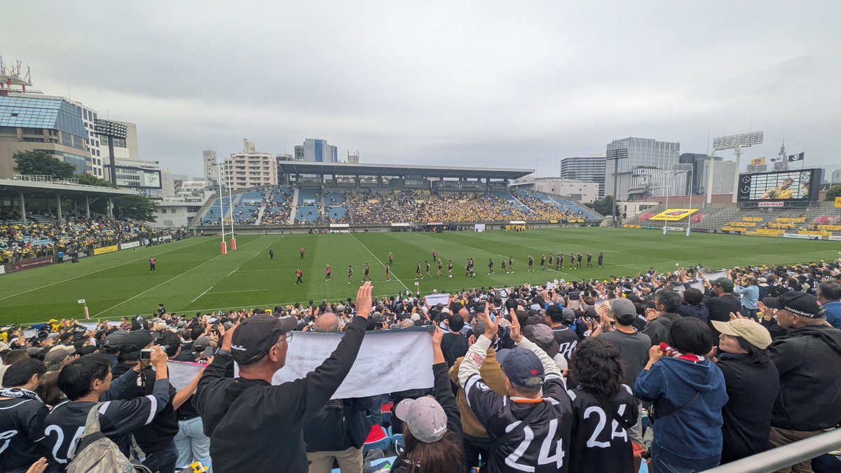 koboreman's tweet photo. 負けたけど
もちろん勝ってほしかったけど
一昨年は入れ替え戦

今日プレイオフでこんなすごい試合を見させてくれて、夢を見れたのは嬉しすぎる
トライの連続のあの歓声
負けた時のファミリーの落胆ぶり
全部ラムズでした
1年間ありがとう！
#ブラックラムズ東京
#ラムズ https://t.co/rUo74ZTwhJ