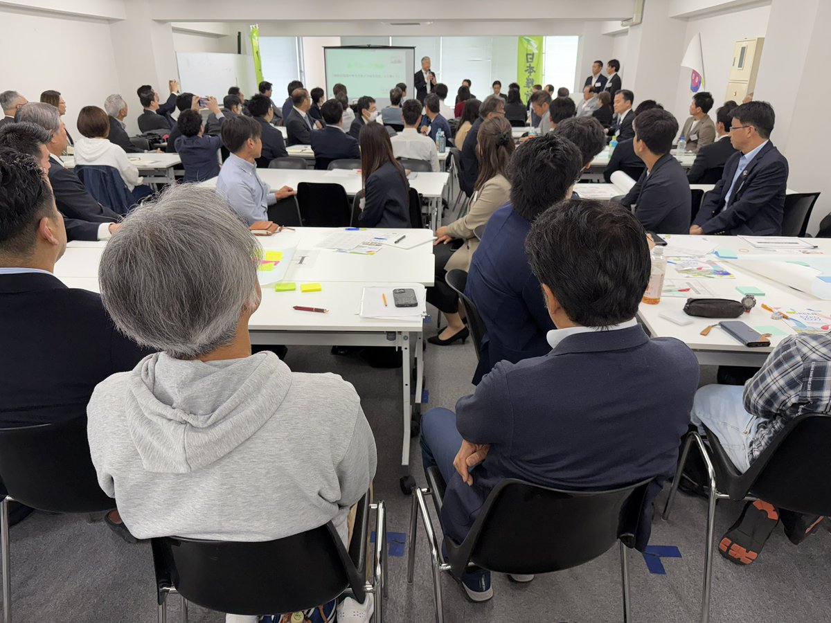 matsuzawaoffice's tweet photo. 神奈川維新の会政治塾がスタート❗️

来年の統一地方選挙に向けて、立候補者の発掘と育成のために、同志が集まって切磋琢磨しよう❗️

初回は、日本維新の会政務調査会長の斉藤アレックス代議士を講師に招き、党の基本政策を学んだ。

リモートも含め約100人の塾生が真剣に議論、討論。私も塾長として指導していきます。

ご関心のある方は、入塾お待ちしてます❗️

https://t.co/1l8BDwlGSg

#日本維新の会　#神奈川維新の会　#政治塾