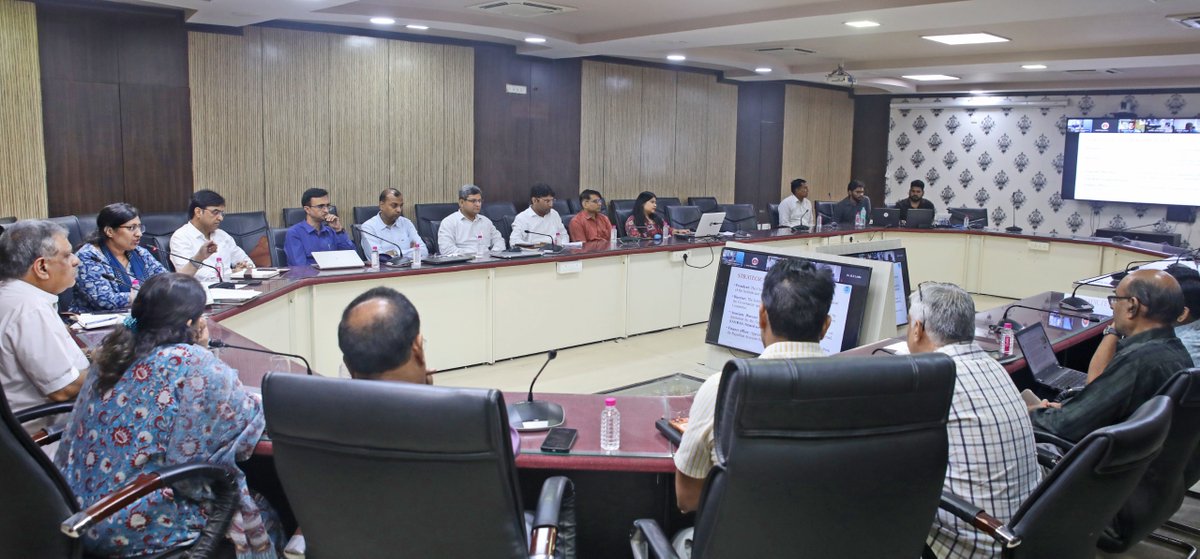 nhm_rajasthan's tweet photo. राजस्थान में स्वास्थ्य सेवाओं को नई ऊंचाइयों तक पहुंचाने की दिशा में बड़ा कदम। जयपुर में RIMS को अत्याधुनिक, तकनीकी रूप से सक्षम और विश्वस्तरीय चिकित्सा संस्थान के रूप में विकसित करने के लिए उच्च स्तरीय समीक्षा बैठक आयोजित की गई। https://t.co/oYxWSl19IF