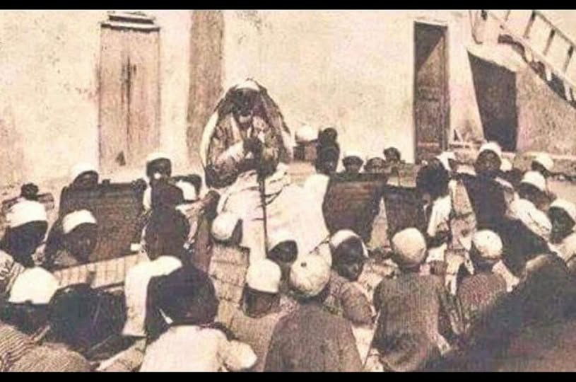 avmbalci's tweet photo. Aşağıdaki fotoğrafta Ömer el-Muhtar'ın köşesinde Kur'an'ı çocuklara öğretirken çekilmiş fotoğrafı, o sırada arkadaşı ve yardımcısı Yusuf Burhil içeri girdi ve şöyle dedi:
Ey Ömer İtalyanlarla savaşman yetmiyor mu, birde çocuklara Kuran'ı öğretmek için kendini yoruyorsun
Ömer; Bizim kavgamız silahlı bir kavga değil, bir Akide kavgasıdır ve İtalyanlar, ancak biz Kur'an öğretilerini terk edersek bize hükmedebilirler. (Dr. Mustafa Yılmaz)