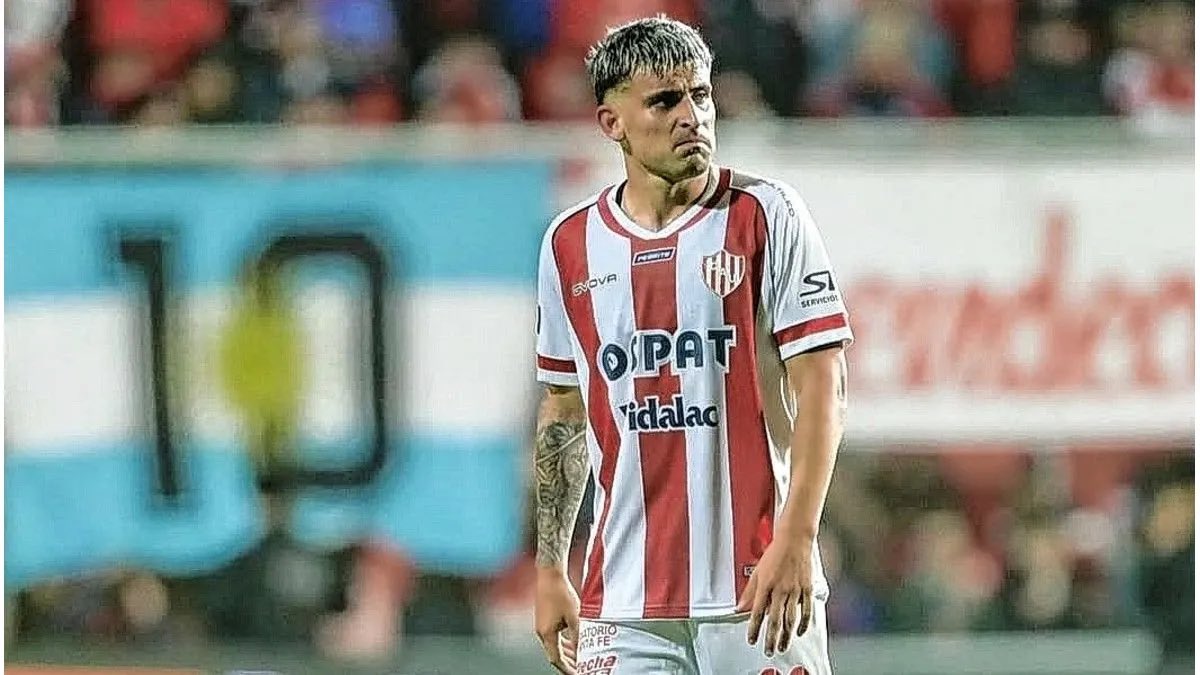 mate_mtk's tweet photo. 🇦🇹🔥🇦🇹

El tipo que juega de marcador central, fue el que más empujó y el único que supo dejarlo mano a mano al 9. Eso que se quedó solo en la saga casi todo el partido.

Emocionante ver la rebeldía y las ganas que le puso al partido este muchacho. https://t.co/lewNCrZd9f