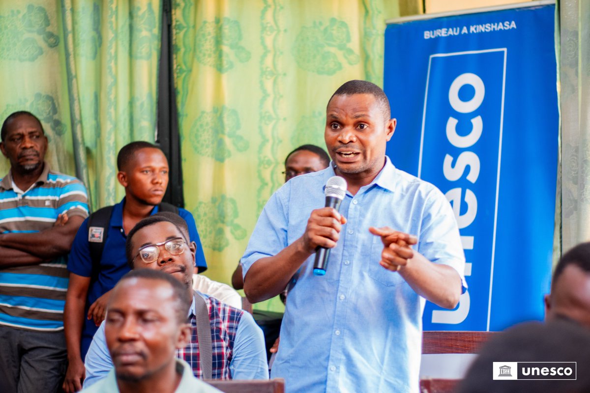 UNESCOKinshasa's tweet photo. 🎯 #𝗞𝗶𝘀𝗮𝗻𝗴𝗮𝗻𝗶 : 𝗹’𝗨𝗡𝗘𝗦𝗖𝗢 𝗺𝗼𝗯𝗶𝗹𝗶𝘀𝗲 𝗹𝗮 𝗷𝗲𝘂𝗻𝗲𝘀𝘀𝗲 𝗲𝘁 𝗹𝗲𝘀 𝗮𝗰𝘁𝗲𝘂𝗿𝘀 𝗹𝗼𝗰𝗮𝘂𝘅 𝗽𝗼𝘂𝗿 𝗿𝗲́𝗽𝗼𝗻𝗱𝗿𝗲 𝗮𝘂𝘅 𝗱𝗲́𝗳𝗶𝘀 𝗱𝗲 𝗹𝗮 𝗯𝗶𝗼𝗱𝗶𝘃𝗲𝗿𝘀𝗶𝘁𝗲́

🟢 À l’occasion de la Journée mondiale de la biodiversité, célébrée le 22 mai 2026, l’#UNESCO a organisé une conférence-débat au Centre de Surveillance de la Biodiversité (#CSB) de Kisangani, sous le thème : « Agir localement pour un impact mondial ».
🟢  Cette rencontre a réuni plus d’une centaine d’acteurs engagés, dont 35 femmes chercheurs du CSB, membres du Congo Basin Youth Biodiversity Network, de Tshopo One Health, étudiants et jeunes leaders.
🟢  Les échanges ont mis en lumière les défis majeurs auxquels fait face la #Tshopo et, plus largement, le #BassinDuCongo : pression sur les ressources naturelles, nécessité de mieux protéger les ressources en eau et impacts croissants du changement climatique. 
🟢  Face à ces enjeux, les participants ont également partagé des solutions concrètes, portées notamment par la science et la #jeunesse : initiatives de sensibilisation, recherches appliquées et projets communautaires en faveur d’une gestion durable des écosystèmes.

📍 En facilitant ces échanges, l’#UNESCO a non seulement sensibilisé le public, mais a aussi renforcé l’#engagementcitoyen en faveur du développement durable et de la protection de l'écosystème vital du Bassin du Congo.

#UNESCO #RDC #BiodiversityDay #Environnement
#DéveloppementDurable #ActionClimatique
#JeunesseEngagée #BassinDuCongo