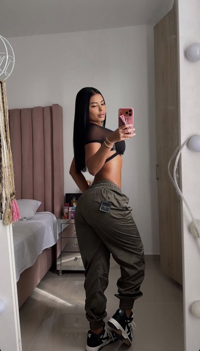 Sofiabelossa's tweet photo. Qui veut me voir avec une tenue de dominatrice ? https://t.co/RZmuM2oBd1
