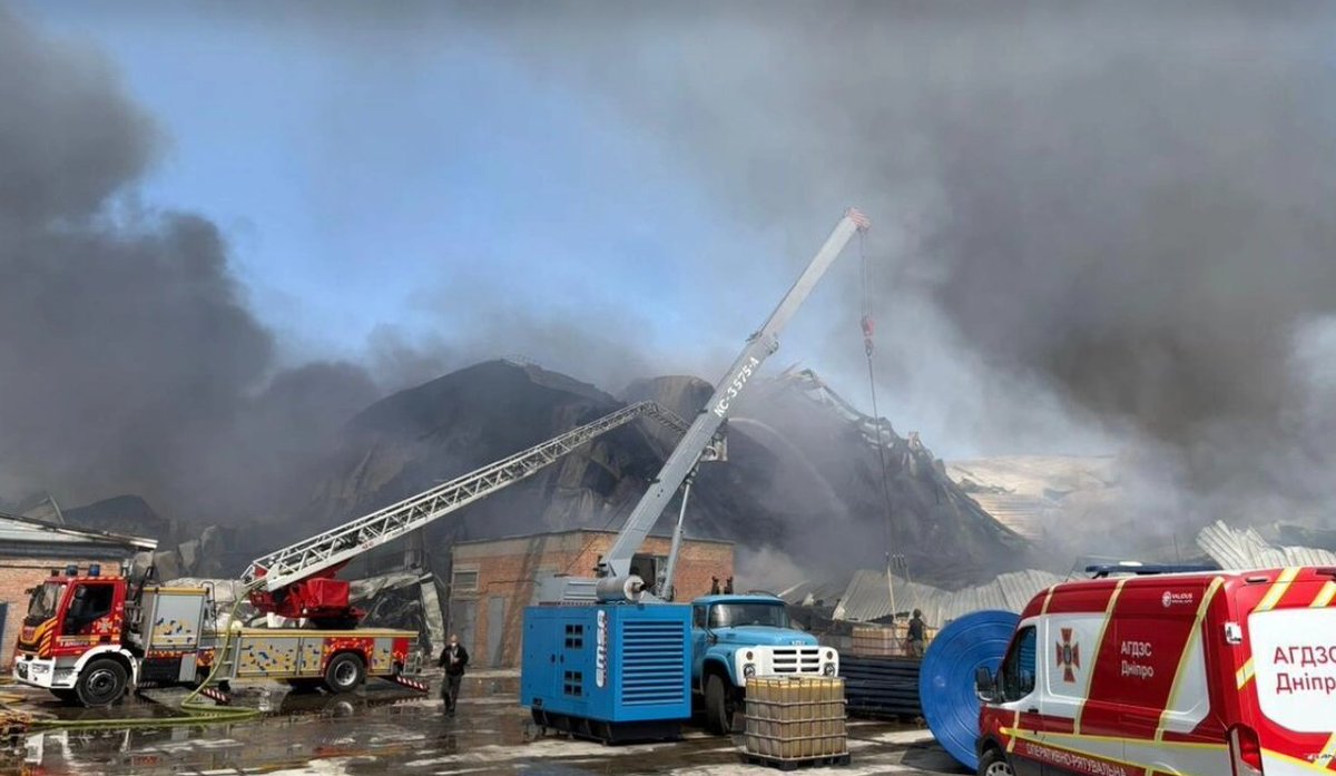 TKouilou's tweet photo. Le 20 mai, la Russie frappe un entrepôt du HCR à Dnipro. 
2 morts😡

900 palettes d’aide parties en fumée. 
1 million de dollars en cendres.

Première fois depuis 2022 : l’ONU est directement visée.
Moscou frappe. Partout.
Cette semaine, Soumy et Tchernihiv sous les bombes.
Week-end dernier, Dnipro et Odessa en sang. 
Des dizaines de civils touchés.

Il y a moins d’une semaine, un immeuble s’effondre à Kyiv. 25 morts.

815 morts. 4 174 blessés. 
En 4 mois seulement. 
+21% vs 2025.

47 000 évacués ont transité par les centres du HCR depuis janvier. Mais la réalité est bien pire. Ils arrivent avec rien. Des familles entières, des personnes âgées, des handicapés. Tous vulnérables😟

Les humanitaires ne sont pas épargnés.
La semaine dernière, deux convois de l’ONU frappés par des drones.
Un camion touché dans la région de Dnipropetrovsk. Le chauffeur s’en sort, blessé.

Un autre convoyait de l’aide vers Ostriv, l’une des zones les plus touchées de Kherson. 
Miraculeusement, aucun blessé.

Le HCR rend hommage à leur courage, à leur engagement. Sans eux, des millions de vies seraient en danger.
Pourtant, une évidence :
Civils et humanitaires ne doivent jamais être des cibles. C’est le droit international. C’est l’humanité.
Moscou, elle, a d’autres priorités 🤬💥

https://t.co/Kte7D9jHfN