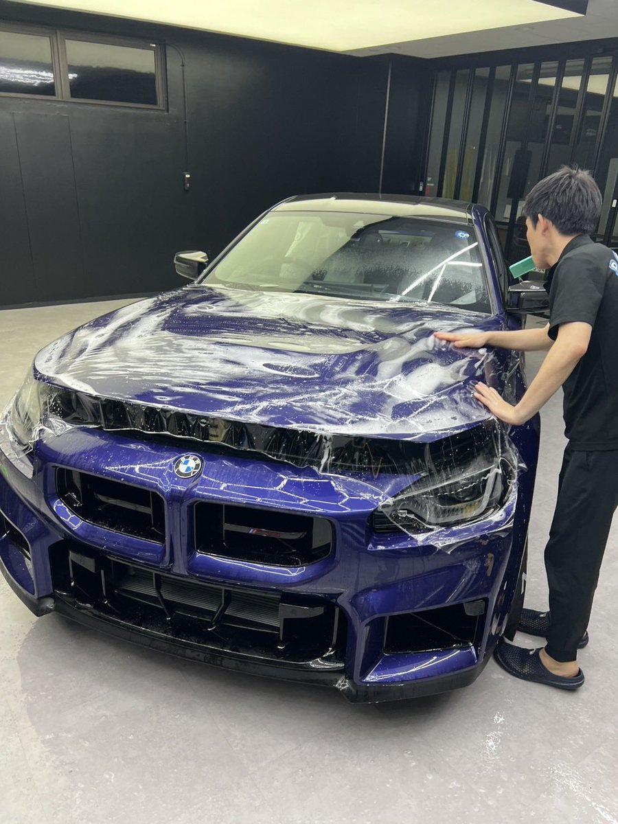 pollux_wrap's tweet photo. BMW M2cs

フロントセット+サイドスカート+α

現行M2の造形にはなかなか悩みましたがクオリティはしっかり出せました😌

サイドスカートからリアのフェンダーにかけて追加でPPFを施工していますので安心して乗れるかと思います！

ご利用ありがとうございました！

⚠️現在ご予約8月もぼちぼち埋まってきました。
納車予定の方はお早めに枠の確保お願いいたします🙇‍♂️